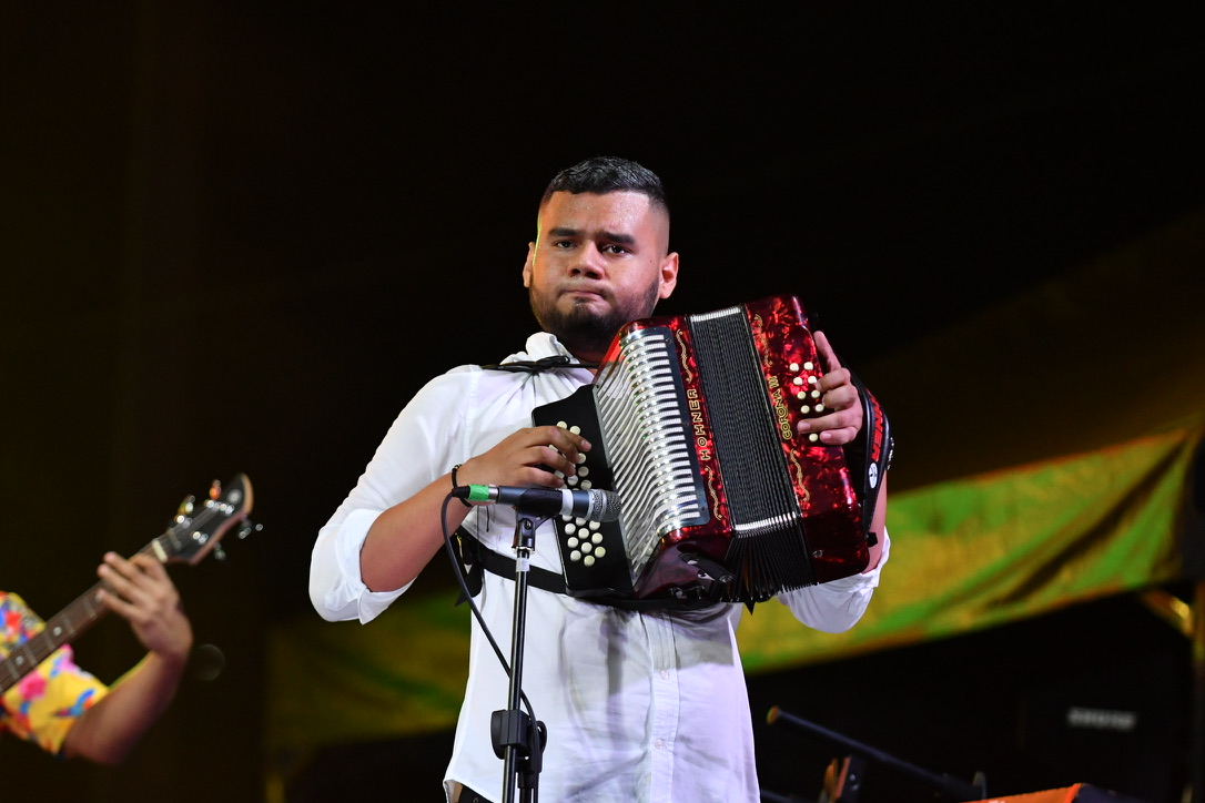 Santi Guerrero tocando el acordeón